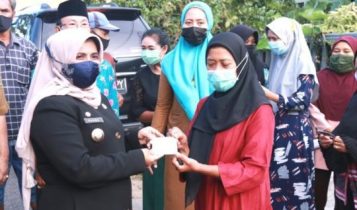 Wali kota Tanungpinang Huj.Rahma saat menyerahkan Kartu Kendali pembilaan Gas 3 kilo Gram pada warga