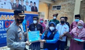 Walikota Tanjungpinang Rahma menyerahkan sertifikat vaksin ke Kapolres Tanjungpinang AKBP Fernando . F Roland Presmedia.id