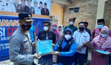 Walikota Tanjungpinang Rahma menyerahkan sertifikat vaksin ke Kapolres Tanjungpinang AKBP Fernando . F Roland Presmedia.id