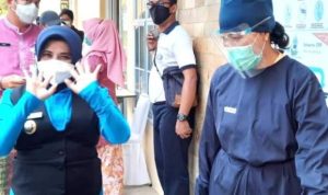 Walikota Tanjungpinang Rahma saat dikasin Covid 19 beberapa waktu lalu. Foto Roland Presmedia.id