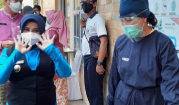 Walikota Tanjungpinnang Hj Rahma sesaat sebelum divaksin Rahma menyampaiak vaksin sinovac Ini boleh digunakan oleh umat islam karena halal. F Roland Presmedia.Id . Walikota Tanjungpinnang Hj Rahma sesaat sebelum divaksin Rahma menyampaiak vaksin sinovac Ini boleh digunakan oleh umat islam karena halal. F Roland Presmedia.Id .