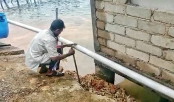 Warga sedang memahat bagian jalanan yang bersempadan dengan pondasi rumahnya. Warga sedang memahat bagian jalanan yang bersempadan dengan pondasi rumahnya.