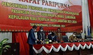 Anggota DPRD Kepri saat melakukan penandatanganan Berita acara Paripurna mengumumkan pengusulan Pengesahan dan pengangkatan pasangan calon Gubernur dan wakil Gubernur Kepri