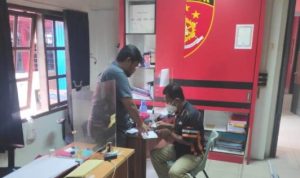 Anggota Ormas Melayu Raya inisial HY alias Birong Saat diperiksa di Satres Polres Tanjungpinang