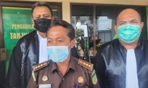 Asisten Pidana Khusus Aspidsus Kejati Kepri Wagiyo dan Kepala seksi Penuntutan Kejati Kepri Doddy Gazali Emil saat memberi keterangan pada wartawan