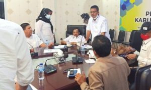 Bupati Bintan Apri Sujadi pimpin rapat pembahasan agraria bersama BPN Bintan di Kantor Bapelitbang Bintan. F Hasura Presmedia.id