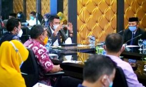 Bupati Bintan Apri Sujadi saat memimpin Rapat Koordinasi Pembentukan tim Pemulihan Ekonomi ditengah pewndami di Bintan