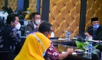 Bupati Bintan Apri Sujadi saat memimpin rapat refocussing anggaran di aula kantor Bupati Bintan baru baru ini. F Hasura Presmedia.id Bupati Bintan Apri Sujadi saat memimpin rapat refocussing anggaran di aula kantor Bupati Bintan baru baru ini. F Hasura Presmedia.id