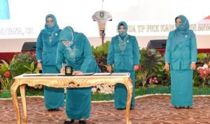 Dewi Kumalasari Ansar saat menandatangani berita acara pelantikan Ketua TP PKK Bintan Anambas dan Lingga