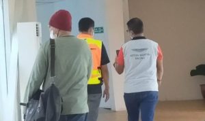 Foto bupati Bintan bersama satu orang saat check in dan masuk ke Bandara