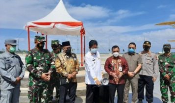 Gubenur Isdianto dan Pejabat lainya saat meresmikan Proyek penataan Tepi Laut Gurindam 12 Tanjungpinang. Gubenur Isdianto dan Pejabat lainya saat meresmikan Proyek penataan Tepi Laut Gurindam 12 Tanjungpinang.