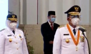 Gubernur Kepri Ansar Ahmad dan wakil Gubernur Kepri Agustina Marlin saat dilantik Presiden di Istana negara