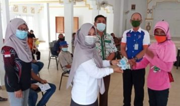 Kabid PSPFM Dinas Sosial kabupaten Lingga Susi Yenty dan Pegawai PT.POS Lingga saat menyerahakan BST pada PKH secara simbolis