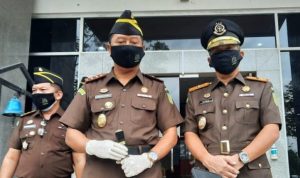 Kepala Kejaksaan tinggi Kepri Hari Setyono dan Wakil Kepala Kejaksaan tinggi Kepri Patris Yusrian Jaya saat memberikan keterangan Pers