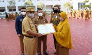 Penjabat Gubernur Kepri Suhajar Diantoro memberikan epngharagaam apda ASN yang purna bakti pada Apel pagi dengan Pejabat dan ASN Kepri.