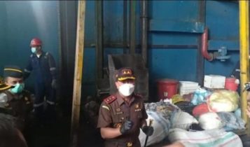 Penyidik Kejati Kepri saat memusnahkan ratusan ribu barang mainan anak illegal di Batam. F Istimewa Presmedia.id Penyidik Kejati Kepri saat memusnahkan ratusan ribu barang mainan anak illegal di Batam. F Istimewa Presmedia.id