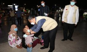 Plh Gubkepri TS Arif Fadillah saat memantau kondisi Laman Gurindam 12. Arif berkesempatan memakaikan masker pada seorang bocah pengunjung taman.