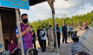 Plt Bupati Lingga M Nizar saat memanen udang varietas vaname di dua desa di Lingga. F Aulia Presmedia.id Plt Bupati Lingga M Nizar saat memanen udang varietas vaname di dua desa di Lingga. F Aulia Presmedia.id