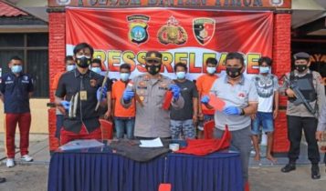 Polisi akhirnya berhasil menangkap delapan orang tersangka pengeroyokan dan penikaman. Mereka kini mendekam di jeruji besi Mapolres Bintan Polisi akhirnya berhasil menangkap delapan orang tersangka pengeroyokan dan penikaman. Mereka kini mendekam di jeruji besi Mapolres Bintan