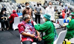 Presiden RI Jokowidodo saat meninjau vaksinasi massal tenaga kesehatan di Stadion Glora Bung Karno kemarin. F BPMI Setpres