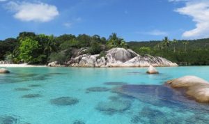 Salah satu destinasi wisata di Kepulauan Anambas. Tampak hamparan gugusan pulau dengan laut yang jernihh dan biru. F Pemkab Anambas