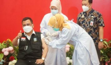 Sekdaprov Kepri TS Arif Fadillah saat divaksin covid dosis kedua belum lama ini. F Ismail Presmedia.id