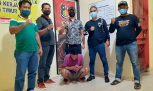 Tim Macan Timur Polsek Tanjungpinang Timur bersama tersangka RF jongkok berkaos jingga pelaku curanmor sepeda motor Scoopy