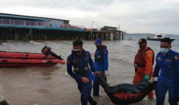 Tim SAR gabungan berhasil menemukan jasad Ediyanto 38 yang dinyatakan hilang terseret arus ombak Pantai Tanjung Piayu Batam. F Istimewa Tim SAR gabungan berhasil menemukan jasad Ediyanto 38 yang dinyatakan hilang terseret arus ombak Pantai Tanjung Piayu Batam. F Istimewa