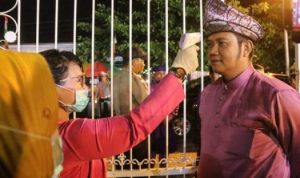 Bupati Bintan Apri Sujadi saat dicek suhu tubuhnya pada pelaksanaan MTQ tahun lalu di Tanjunguban.