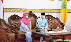 Bupati Lingga M Nizar didampingi isteri yang juga Ketua TP PKK Lingga