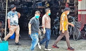 Empat personil penyidik dari KPK hendak melakukan penggeledahan di salah satu ruko di Tanjunguban Kecamatan Bintan Utara.
