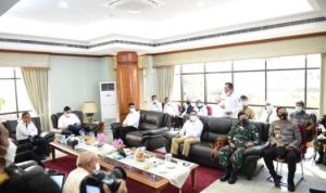 Gubernur Kepri Ansar Ahmad dalam pemaparannya di hadapan rombongan Menteri di Bandara Hang Nadim Batam