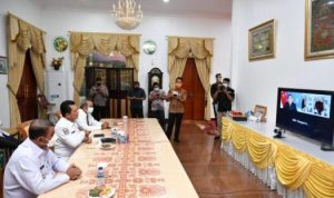 Gubernur Kepri Ansar Ahmad melakukan perbincangan langsung dengan Menteri Pendidikan dan Urusan Luar Negeri Singapjura Dr Mohammed Maliki bin Osman.