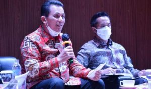Gubernur Kepri Ansar Ahmad saat melakukan dialog dengan Kadin Kepri