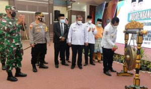 Gubernur Kepri H Ansar Ahmad menambuh gong pertanda dimulainya Murenbang 2022 Kabupaten Karimun.