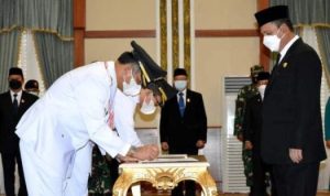 Gubernur Kepulauan Riau Ansar Ahmad melantik Rudi Amsakar sebagai pasangan Walikota Wakil Walikota Batam