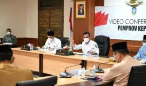 Gubernur Provinsi Kepri Ansar Ahmad dan Sekda Kepri TS.Arif Fadillah saat memimpin rapat koordinasi dan evaluasi penanganan Pandemi Covid 19 di Kepri