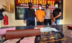 Kapolsek Tanjungpinang Timur AKP Syafruddin Anwar bersama tersangka pelaku pembobol rumah A di Mapolres Tanjungpinang.