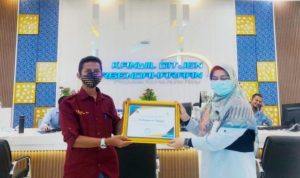 Kasi pengembangan UMKM di Dinas Perindustrian Perdagangan Koperasi dan UKM Kabupaten Lingga Aswin mewakili pemerintah lingga saat menerima pengharagaan