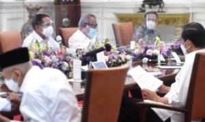 Menteri Pemuda dan Olahraga Zainudin Amali mempresentasikan Desain Besar Olahraga Nasional di hadapan Presiden Joko Widodo