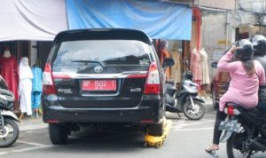 Mobil dinas BP 1502 T warna hitam di gembok Dinas perhubungan kota Karena sembarangan Parkir di Jalan Pos Tanjungpinang scaled