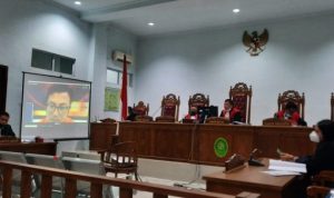 Sidang Online dengan Agenda Pemeriksaan Hendrik Kurniawan sebagai Terdakwa dalam Korupsi Wesel Pos di PN Tanjungpinang.
