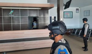 Tim KPK saat menggeledah Kantor BP.Kawasan Bintan
