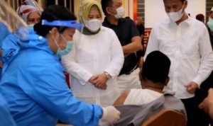 Wagub Kepri Hj Malrlin Agustina bersama Walikota Batam H Muhammad Rudi saat meninjau vaksinasi Mubaligh Imam dan Khatib di Batam