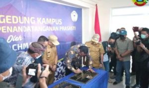 Wakil Ketua DPR RI Rahmat Gobel saat menandatangani prasasi kampus Politeknik Lingga di kawasan implasemen Dabosinngkep Selasa 2 Maret 2021.