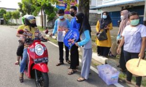Aktivis Puspaga Gurindam dan Forari Kepri saat kampanyekan Stop Kekerasan terhadap Perempuan dan Anak sembari membagikan masker dan takjil Ramadhan