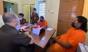 Dua tersangka Korupsi Pembangunan Sarana Olah Raga Panjat Tebing Bintan saat dilimpahkan Penyidik ke Jaksa