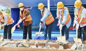 Gubernur Ansar Ahmad dalam acara groundbreaking peletakan batu pertama Base Transmitter Station BTS bersama Menkominfo Johnny G. Plate di Desa Kelanga Natuna