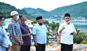 Gubernur Kepri Ansar Ahmad beserta rombongan saat menunjau Progres Pembangunan Jembatan SP II Tarempa