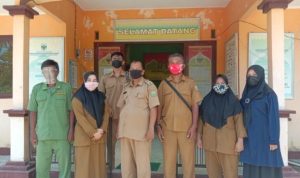 Kades Sedamai Soharlin dan perangkat RTRW di Kampung Nerakak usai melakukan pertemuan dengan Widi dan awak media.